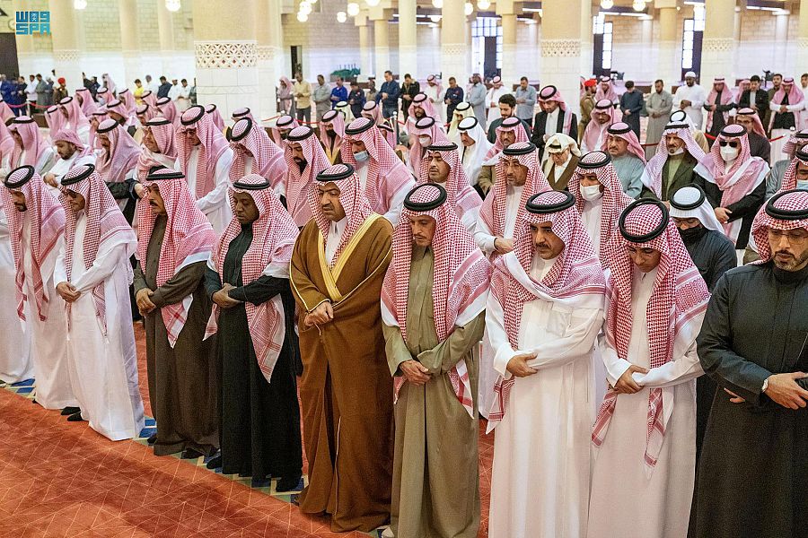 أمير منطقة الرياض يؤدي صلاة الميت على أحمد السديري