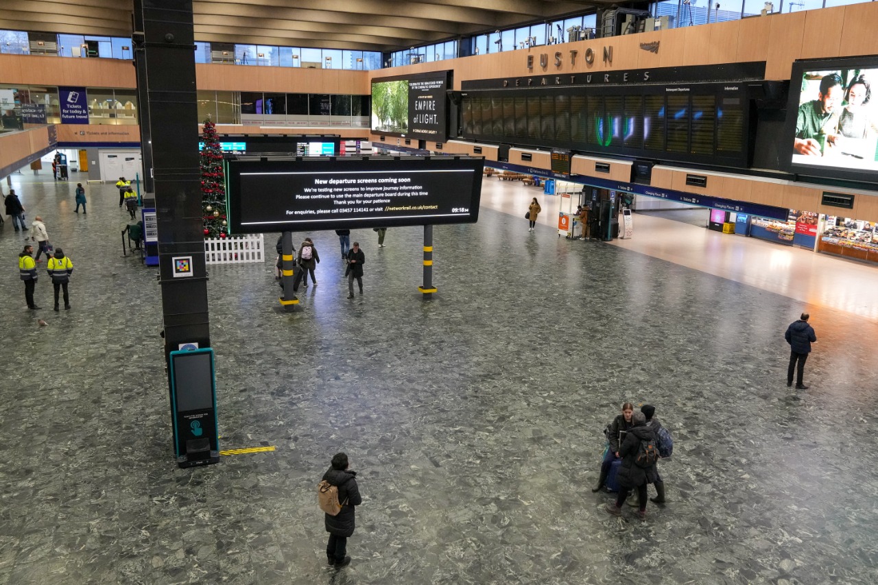 عمال النظافة في السكك الحديدية البريطانية يعلنون أول إضراب وطني