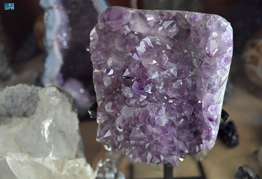 150 نوعا من الأحجار الكريمة تستهوي عشاق المعادن النادرة في جدة