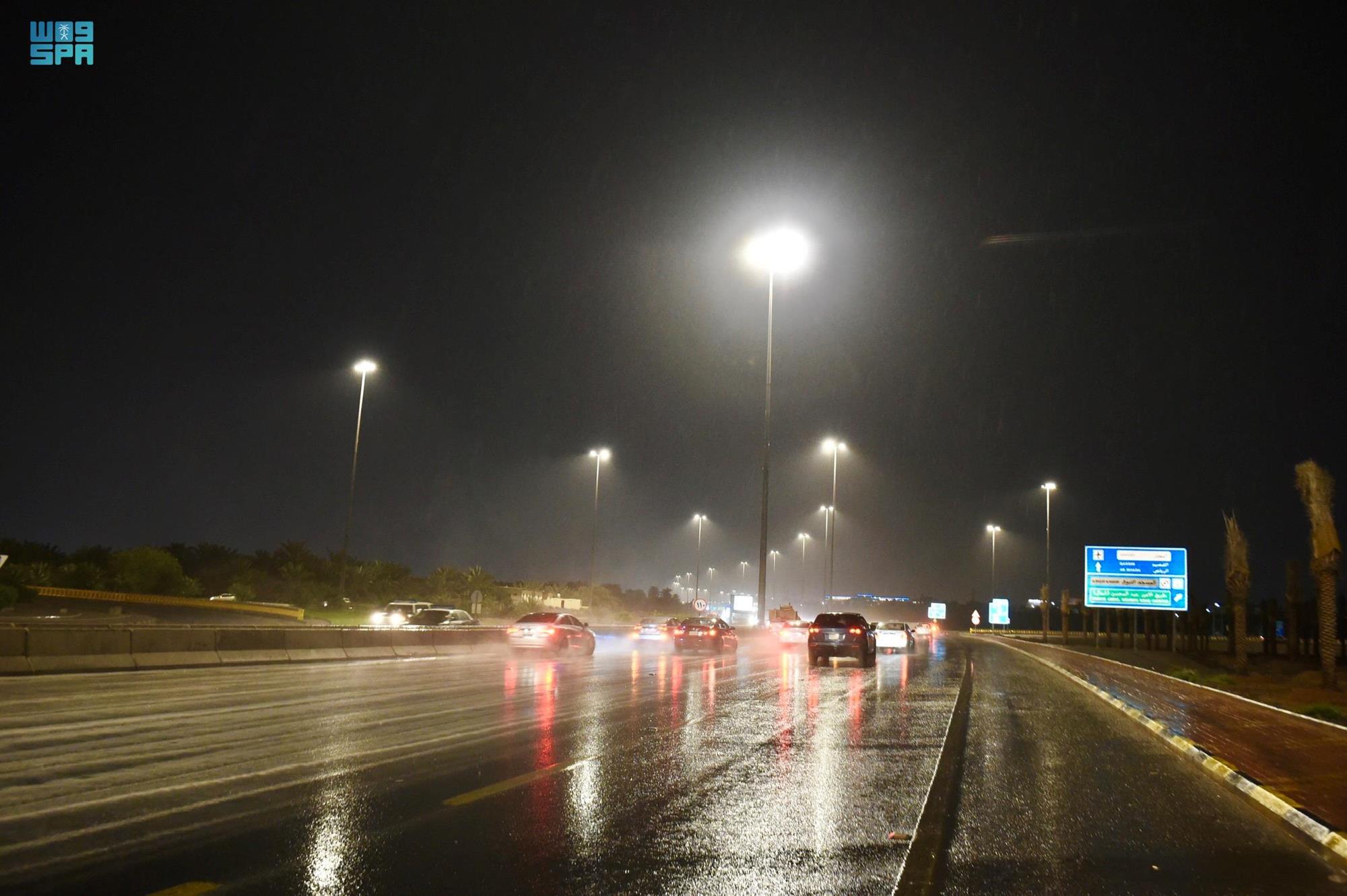 السعودية: تعليق الدراسة غدا الأحد في عدة مناطق بسبب الحالة المطرية