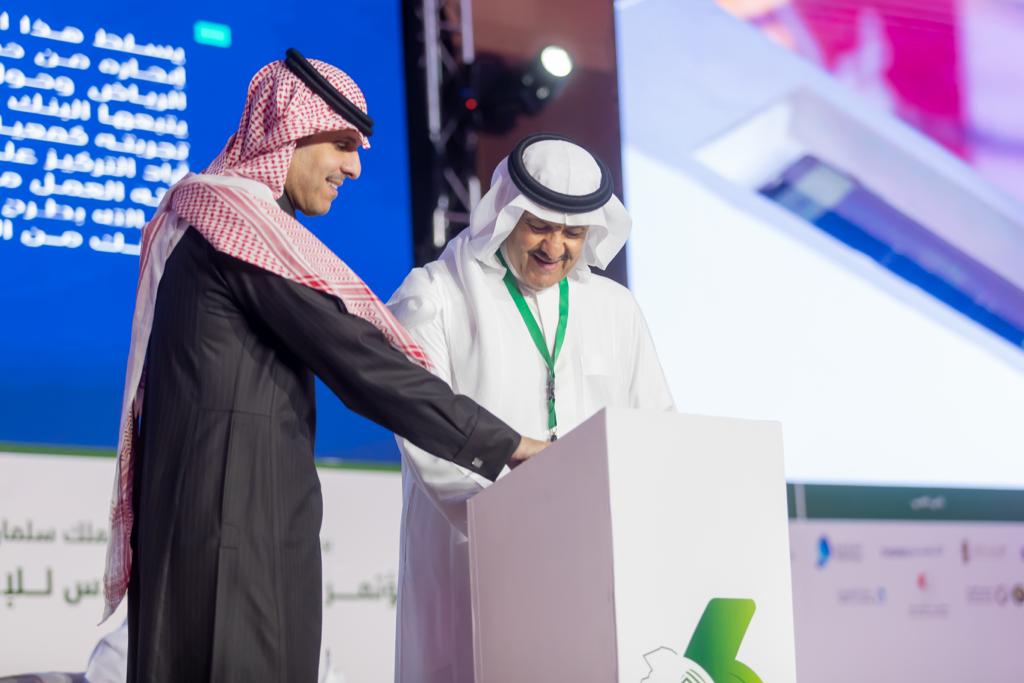 سلطان بن سلمان يدشن كتيب حول تجربة بنك الرياض في توظيف الأشخاص ذوي الإعاقة