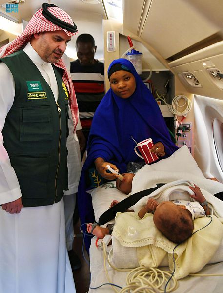 إنفاذا لتوجيهات خادم الحرمين .. وصول التوأم السيامي النيجيري "حسانة وحسينة" إلى الرياض