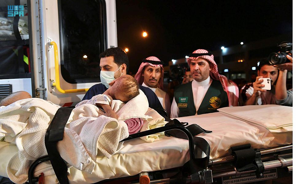 إنفاذا لتوجيهات خادم الحرمين .. وصول التوأم السيامي النيجيري "حسانة وحسينة" إلى الرياض