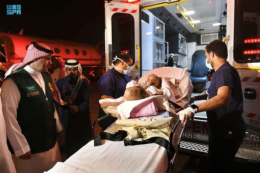 إنفاذا لتوجيهات خادم الحرمين .. وصول التوأم السيامي النيجيري "حسانة وحسينة" إلى الرياض