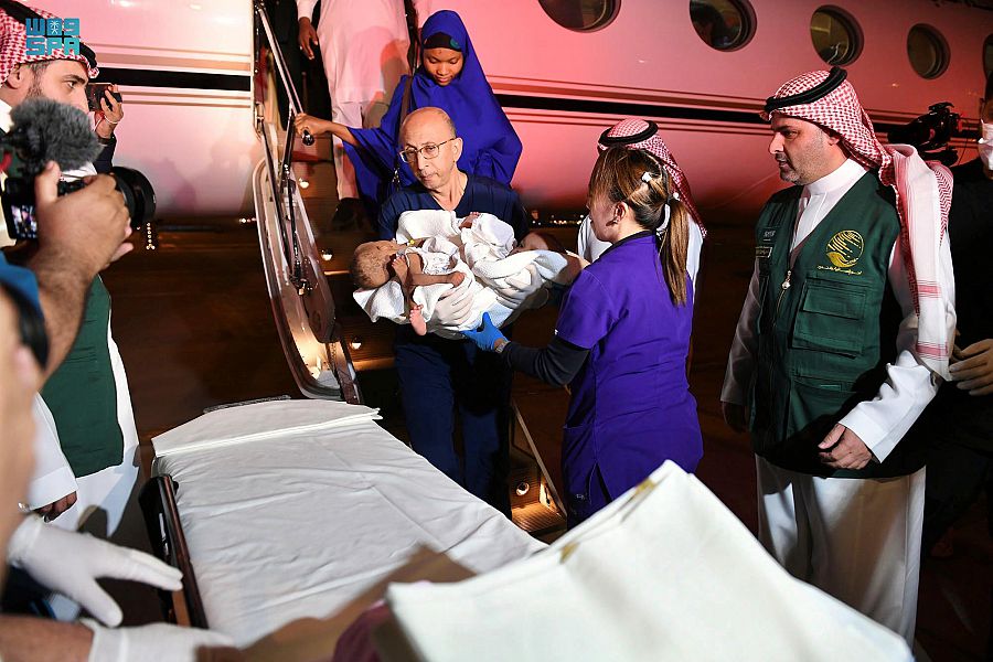 إنفاذا لتوجيهات خادم الحرمين .. وصول التوأم السيامي النيجيري "حسانة وحسينة" إلى الرياض