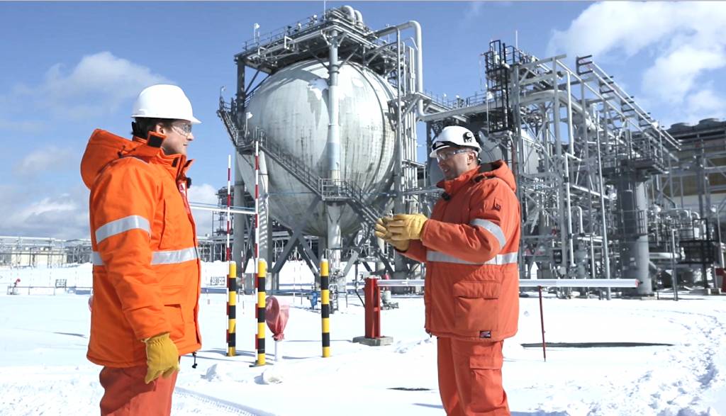 وزير الصناعة يبحث مع نظيره الماليزي الفرص الاستثمارية في القطاع الصناعي