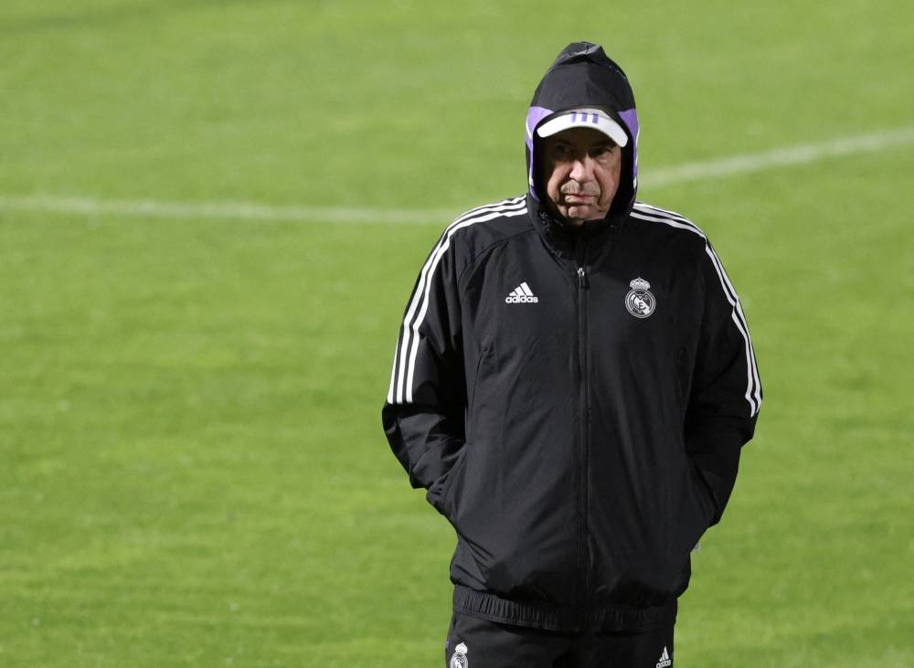 أنشلوتي يتابع لاعبي الريال. رويترز