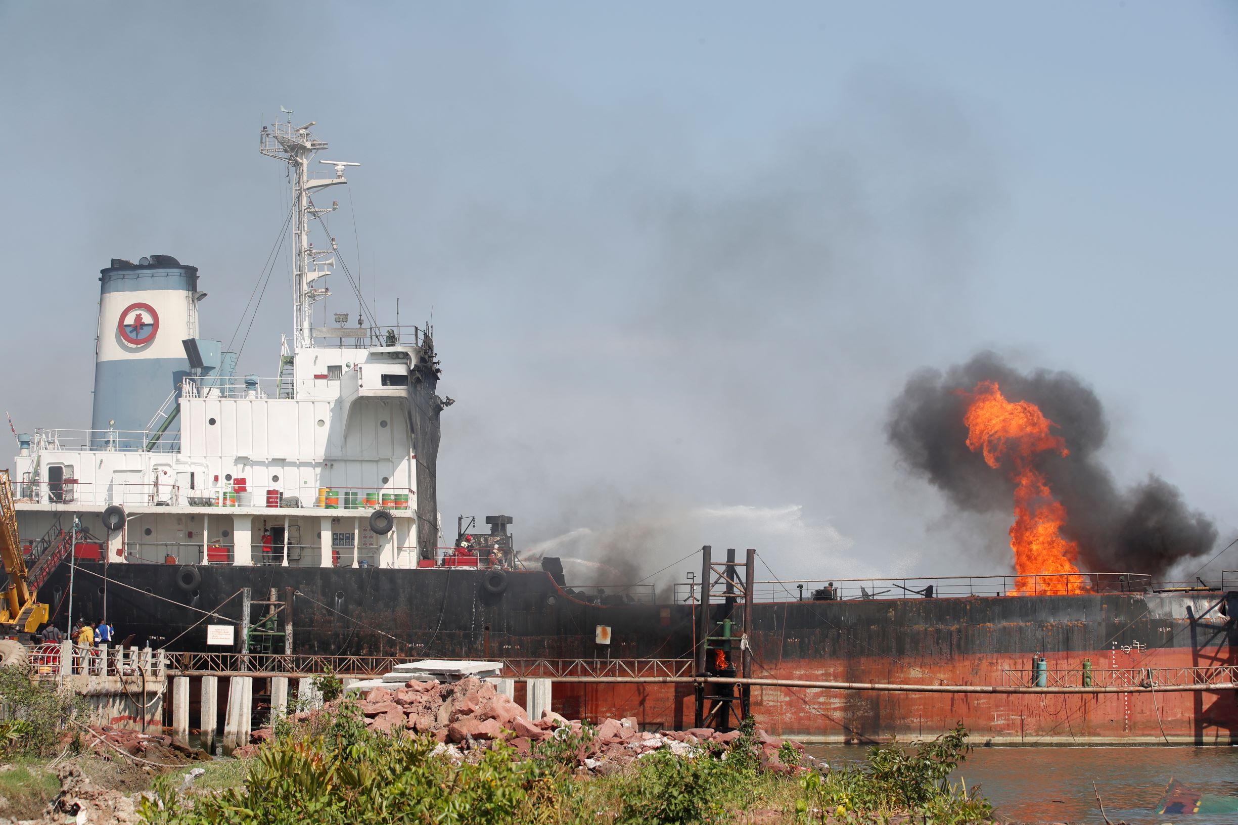 فقدان 8 عاملين إثر انفجار ناقلة نفط فارغة في حوض سفن وسط تايلاند