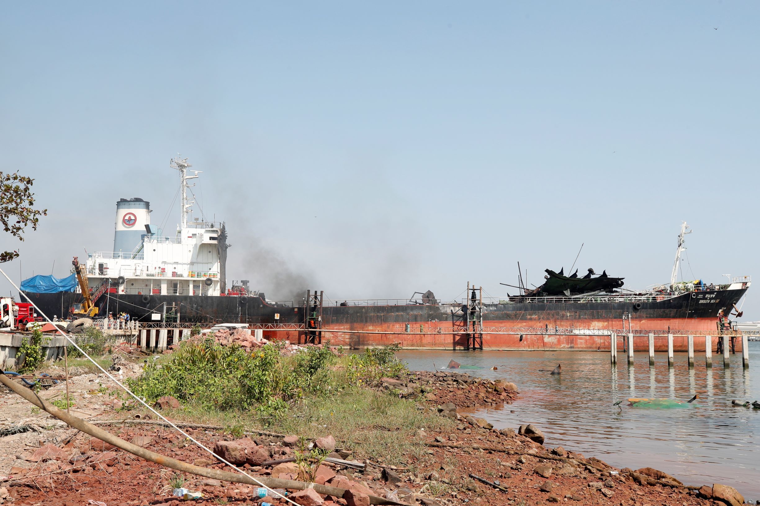 فقدان 8 عاملين إثر انفجار ناقلة نفط فارغة في حوض سفن وسط تايلاند