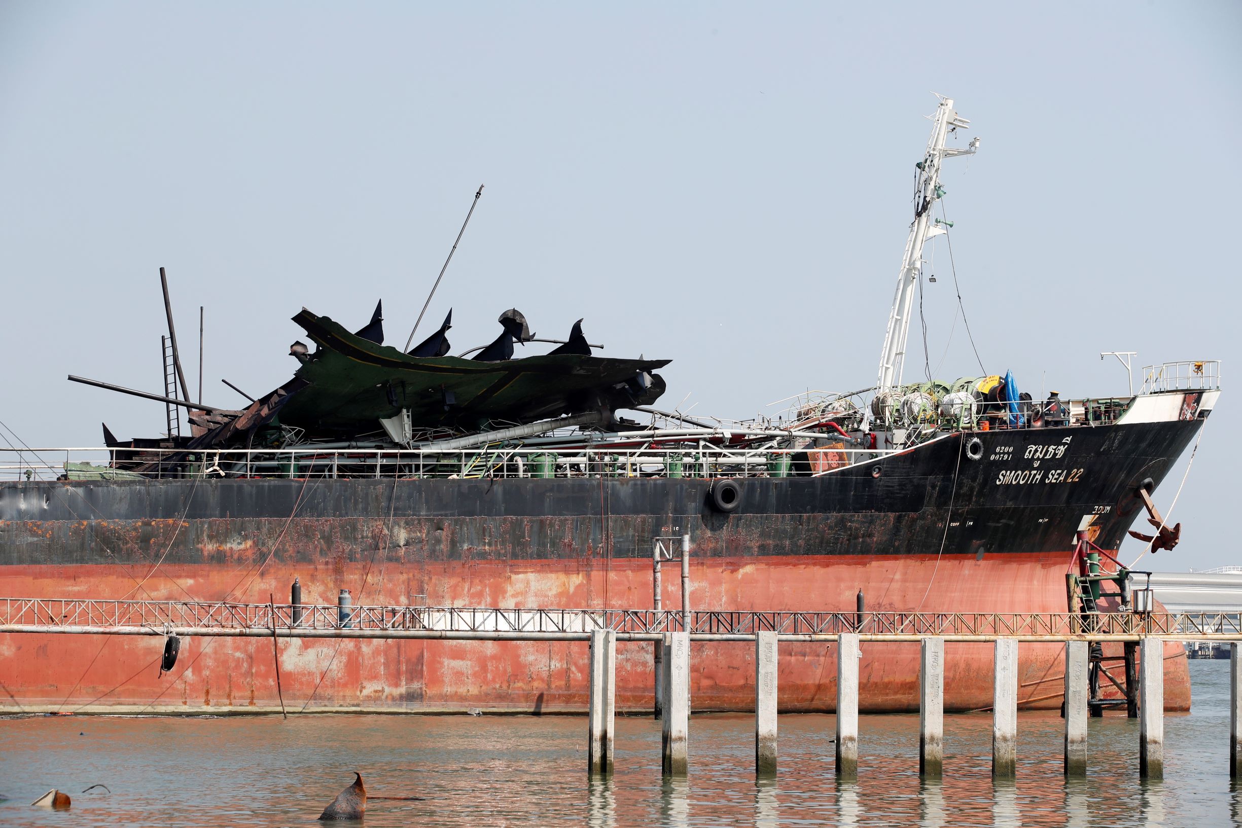 فقدان 8 عاملين إثر انفجار ناقلة نفط فارغة في حوض سفن وسط تايلاند