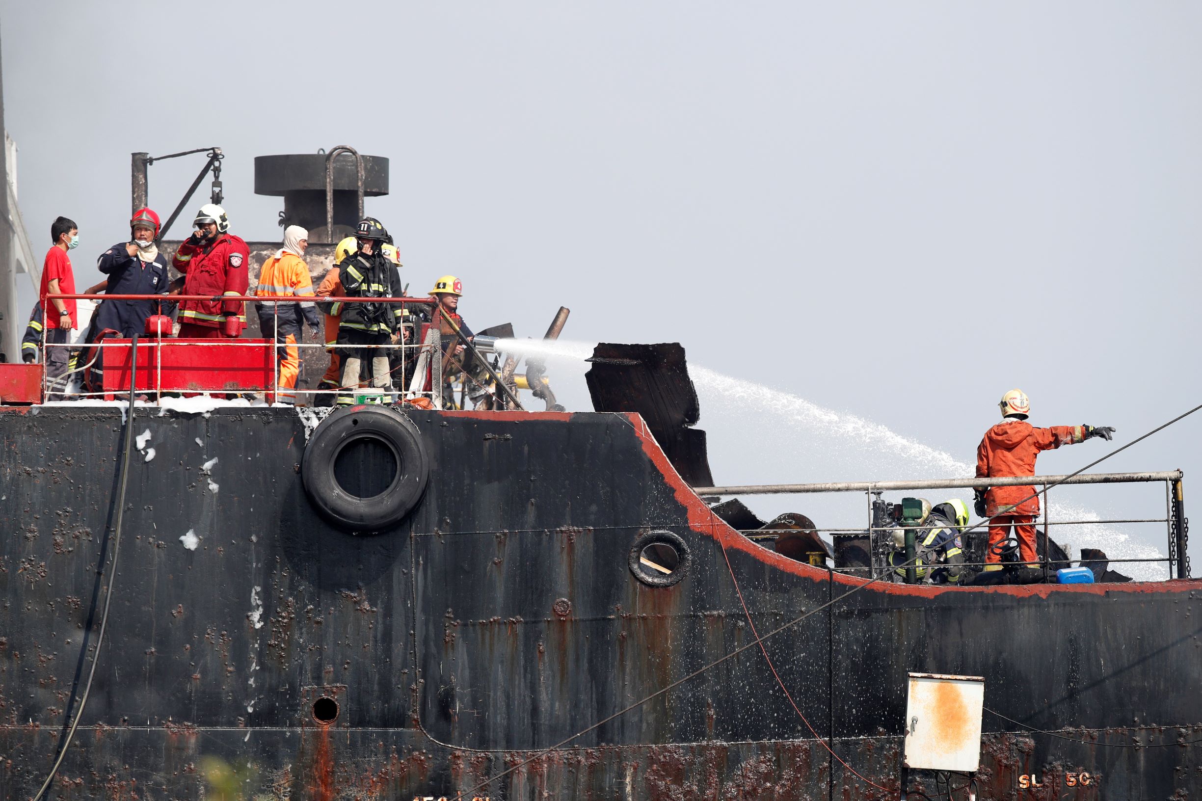 فقدان 8 عاملين إثر انفجار ناقلة نفط فارغة في حوض سفن وسط تايلاند