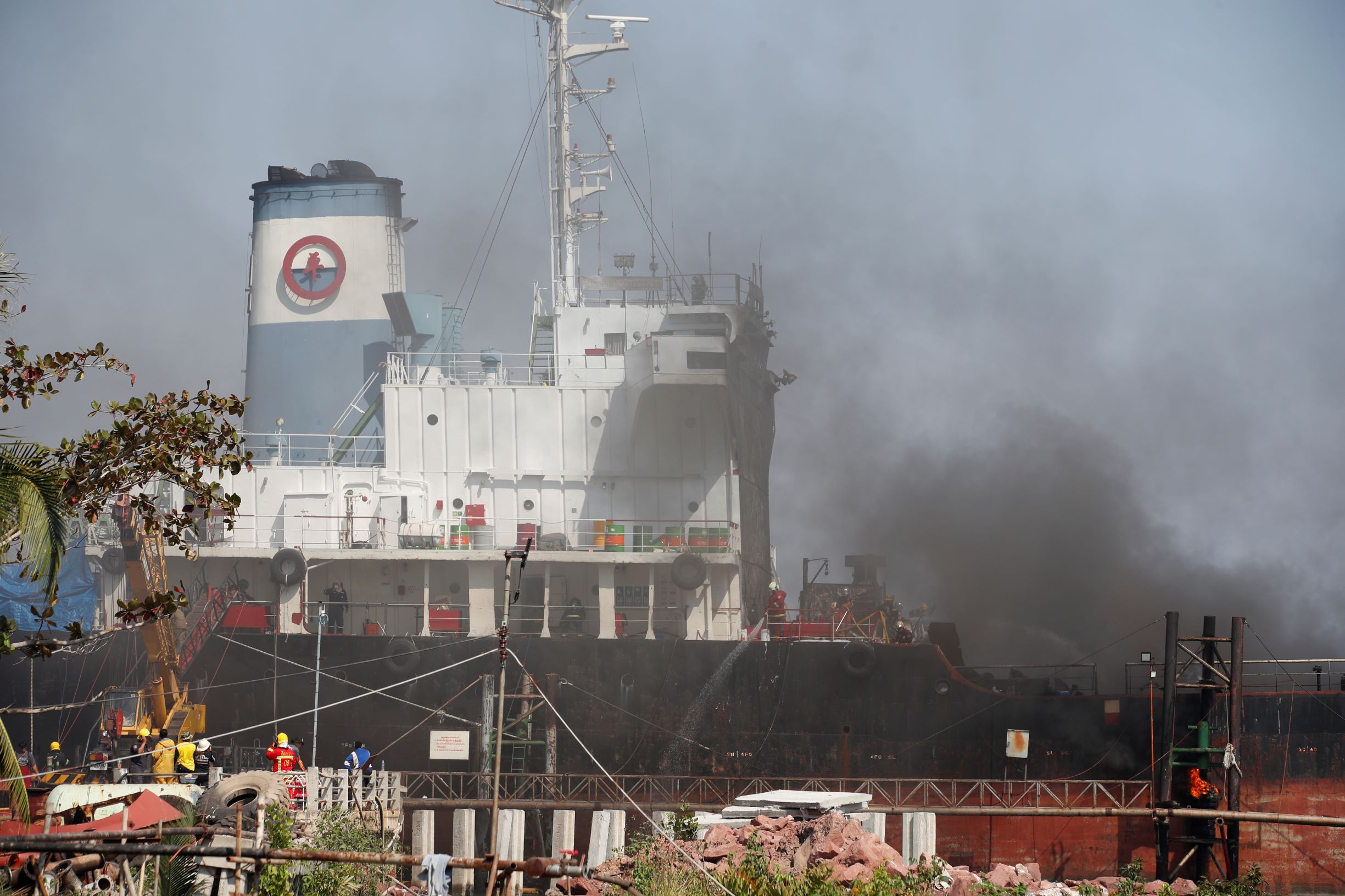 فقدان 8 عاملين إثر انفجار ناقلة نفط فارغة في حوض سفن وسط تايلاند