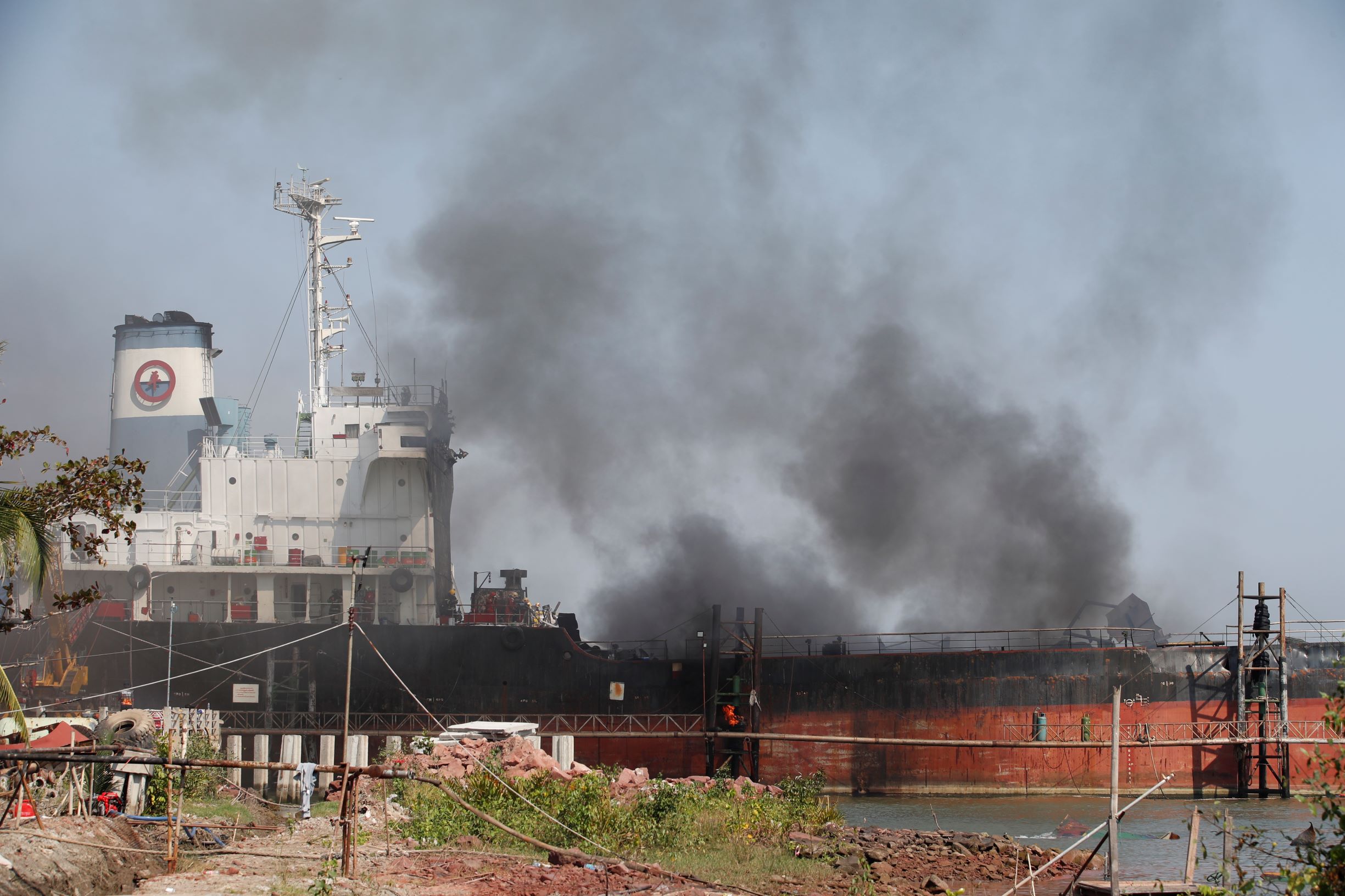 فقدان 8 عاملين إثر انفجار ناقلة نفط فارغة في حوض سفن وسط تايلاند