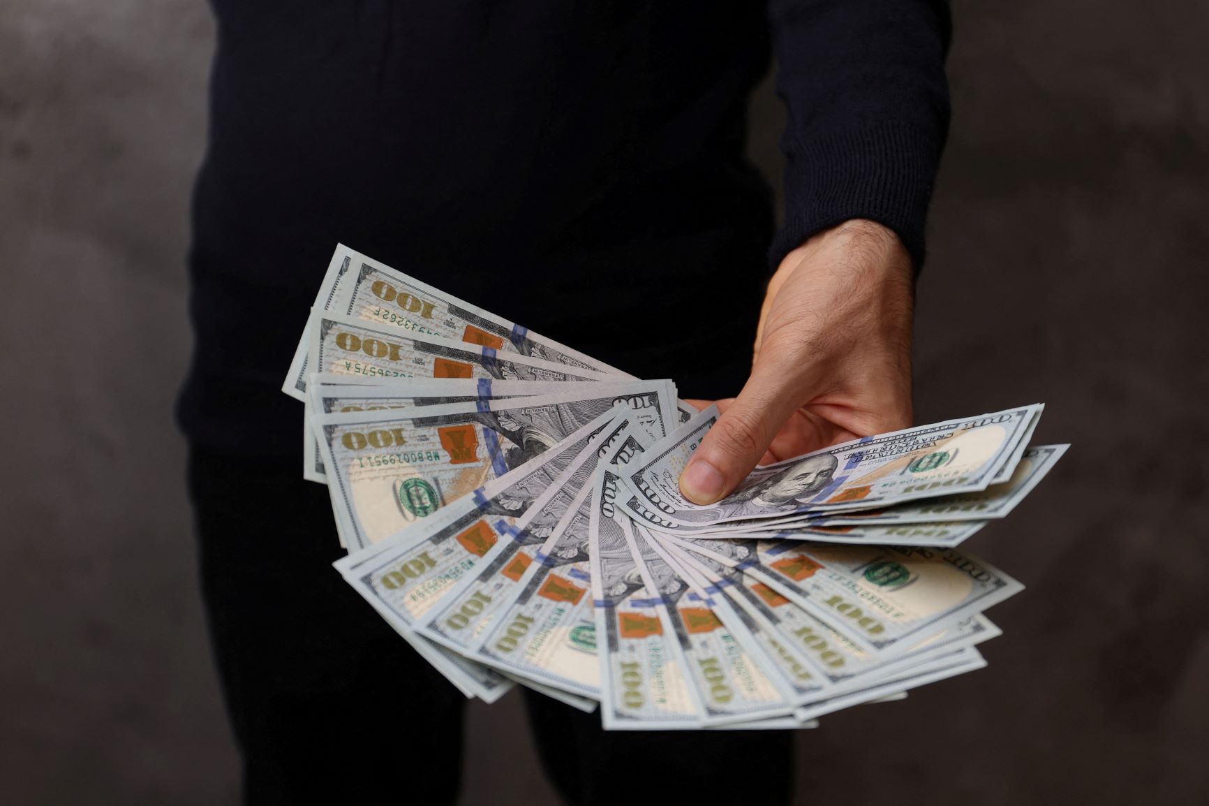  الدولار يقترب من أدنى مستوى له منذ 9 أشهر أمام اليورو