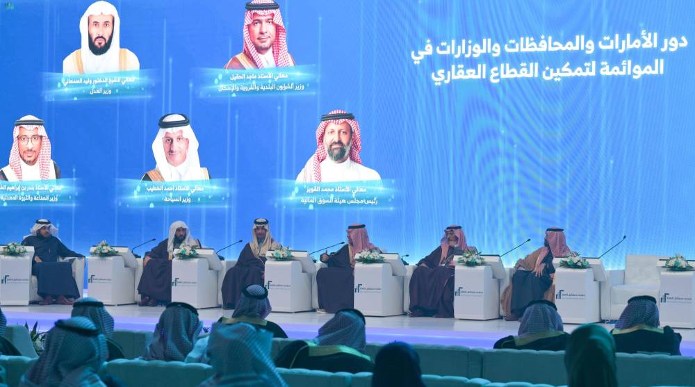 البحرين تشدد قيود مكافحة كورونا وتغلق المتاجر والمطاعم أسبوعين