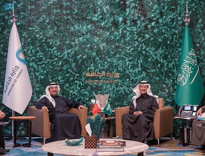 وزير الطاقة يستعرض العلاقات الثنائية مع وزير النفط والبيئة البحريني