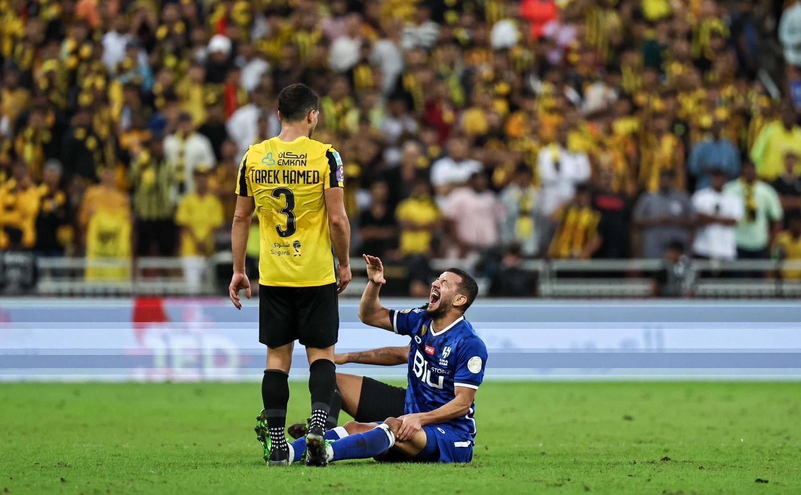 المالكي يتألم بعد إصابته خلال لقاء الاتحاد والهلال. تصوير: محمد المانع ـ "الاقتصادية"