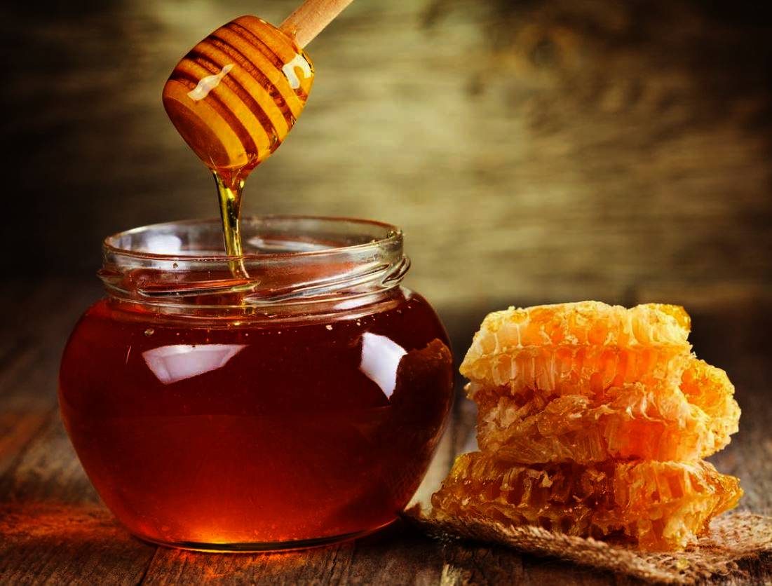 العسل يحتوي على نحو 80 في المائة من السكر.