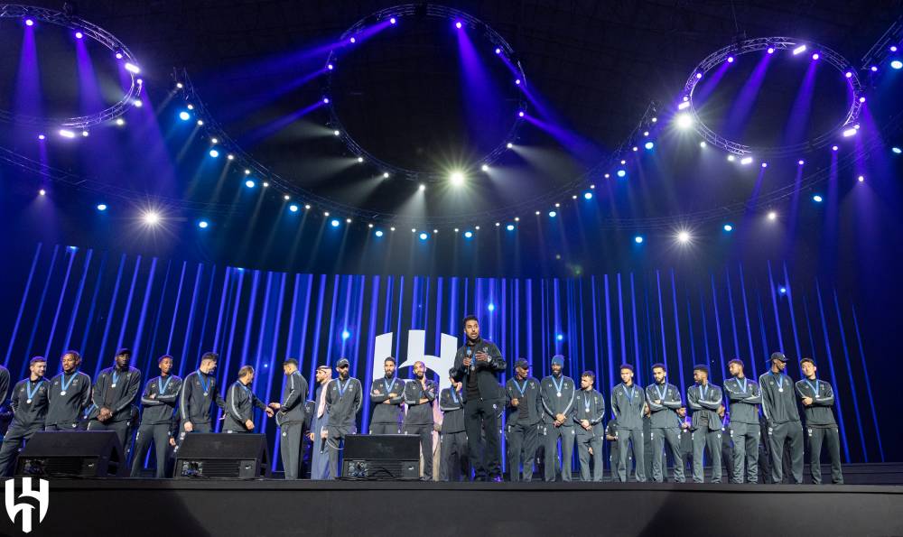 سالم الدوسري يتقدم لاعبي الهلال خلال الحفل الكبير أمس في بوليفارد رياض سيتي. مركز الهلال الإعلامي