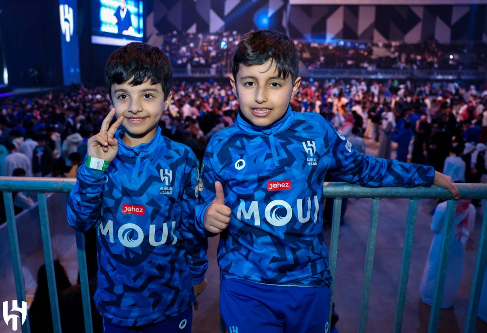 طفلين يحتفلان بالمنجز الكبير.