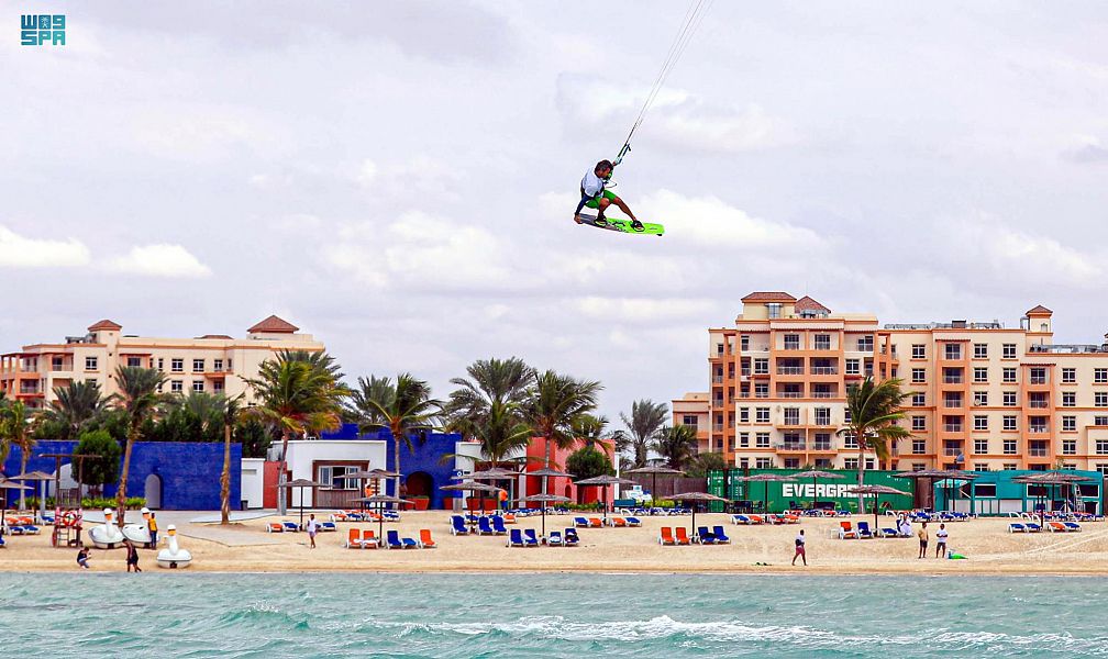 التزلج الشراعي في شاطئ "يام بيتش" .. تجربة استثنائية في مواجهة الأمواج