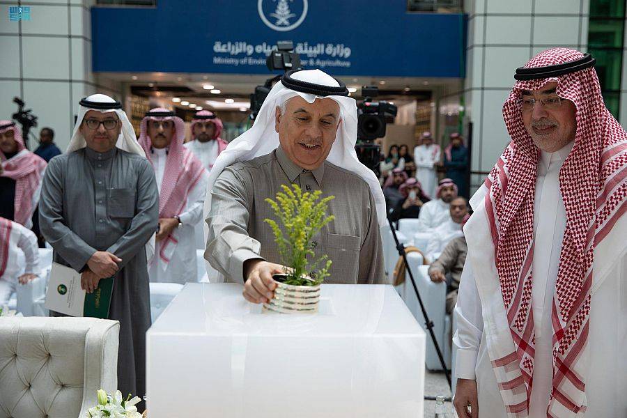 وزير «البيئة» يدشن مشاريع غذائية لاستثمار 4.5 مليار ريال بحلول 2030