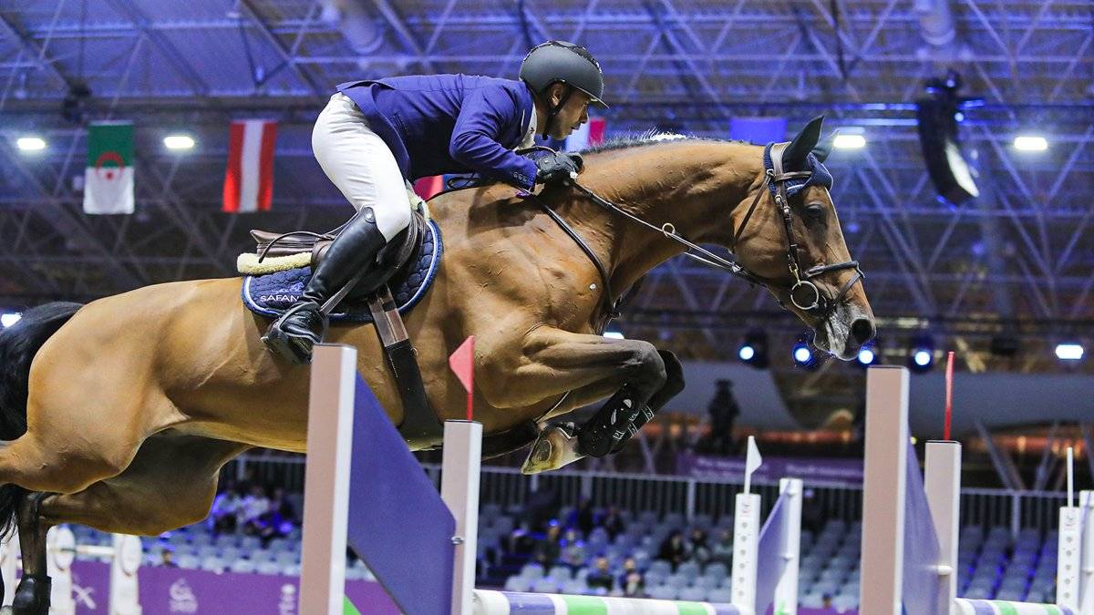 لحظة قفز الفارس وفرسه خلال بطولة الرياض الدولية
