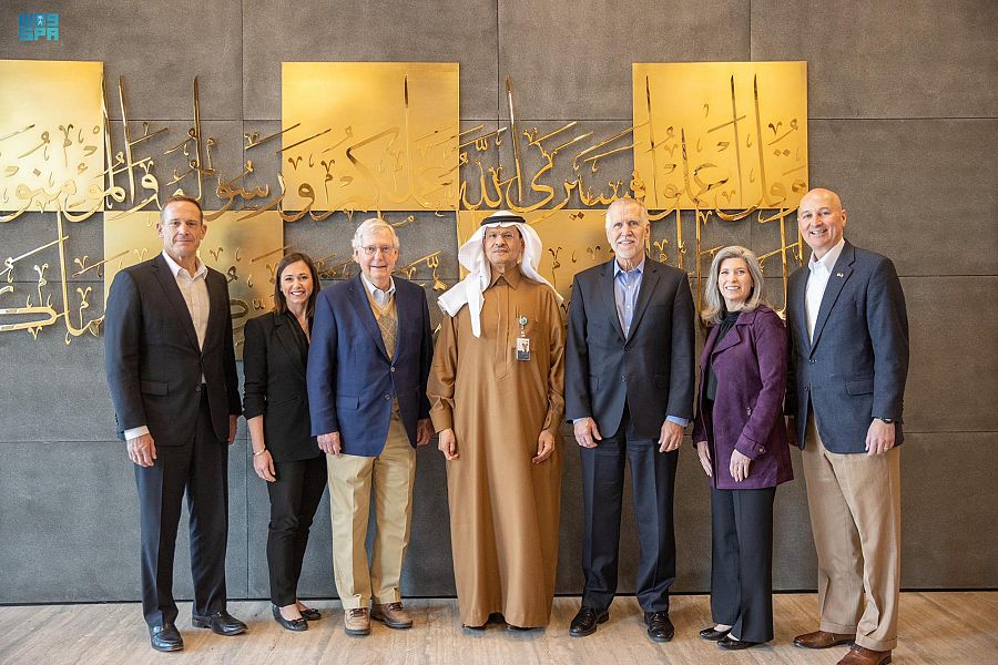 وزير الطاقة خلال اجتماعه مع عدد من مجلس الشيوخ الأمريكي في مكتبه بالرياض اليوم