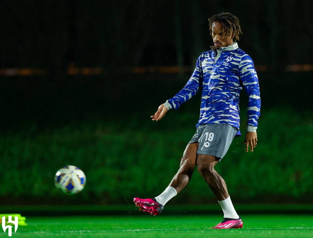 كاريلو خلال تدريبات الهلال أمس. مركز الهلال الإعلامي
