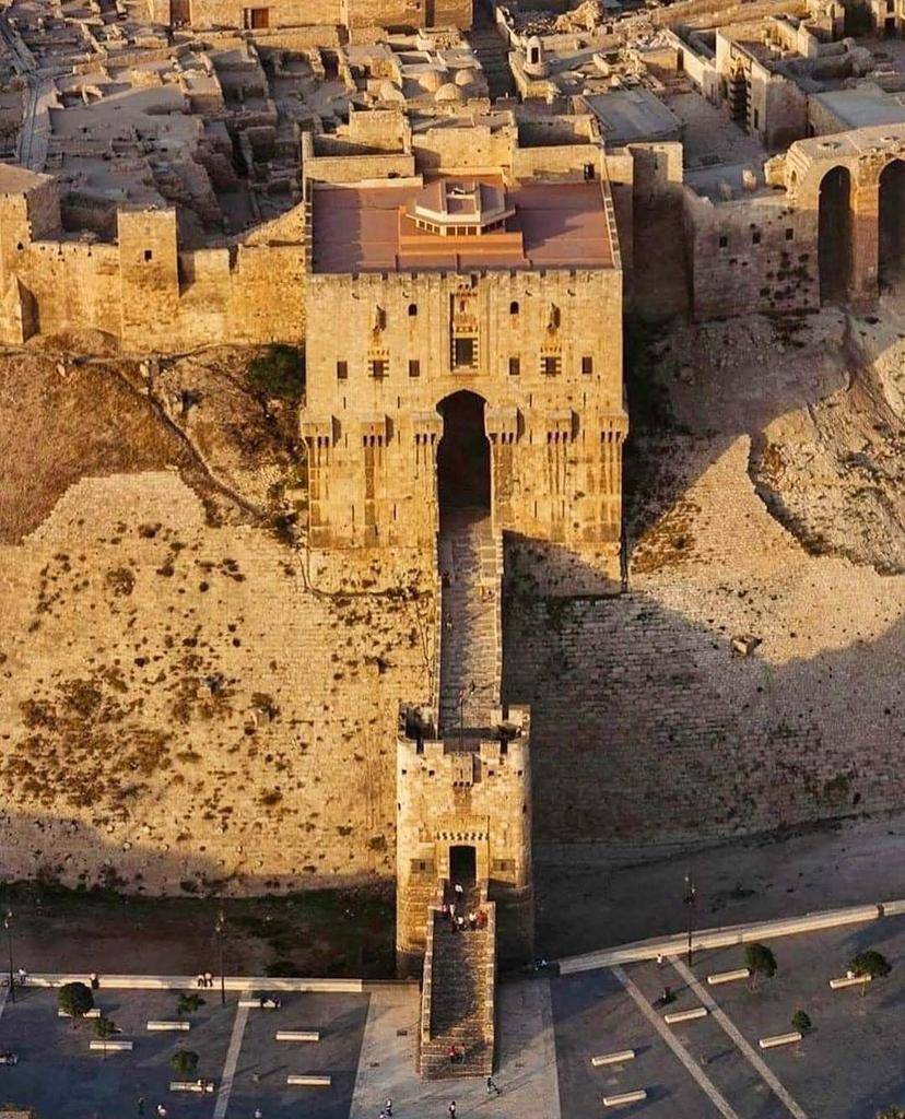 تعد قلعة حلب من أكبر وأقدم القلاع في العالم.