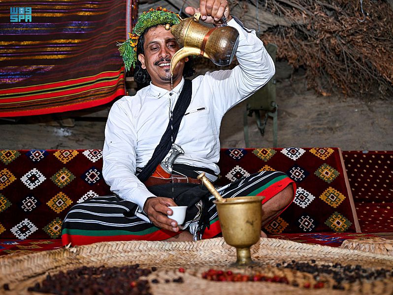 "الريثي" زارع البن .. قصة إرث تحول إلى شغف في جازان