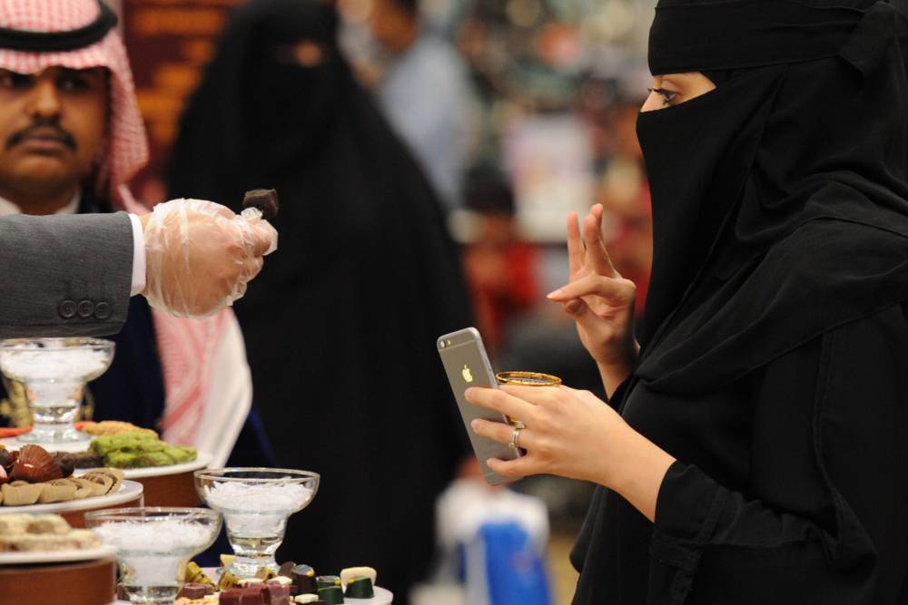 تحظى معارض الشوكولاته في المملكة بإقبال كبير من الزوار.