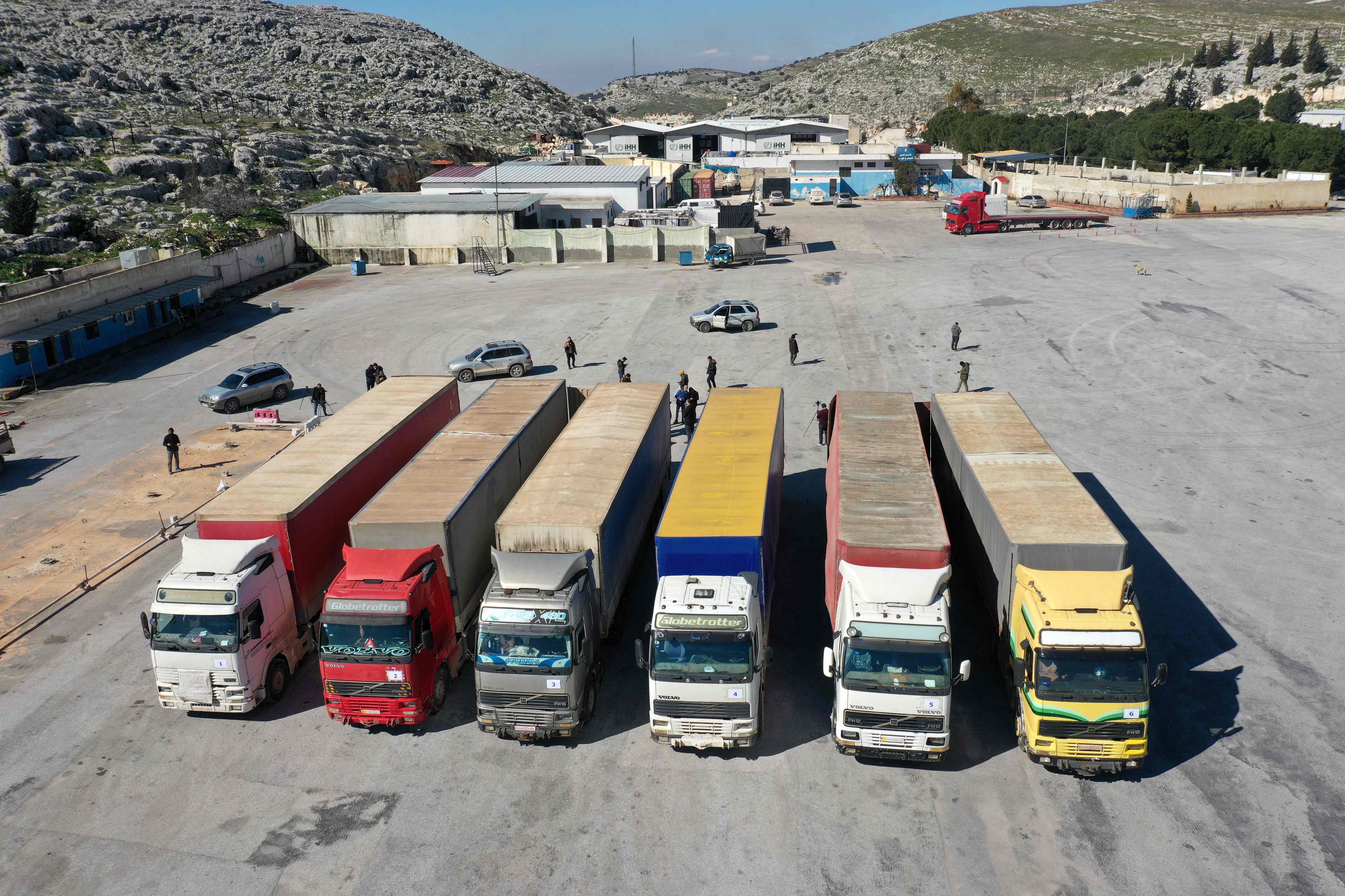 دخول أول قافلة مساعدات منذ وقوع الزلزال إلى شمال سوريا