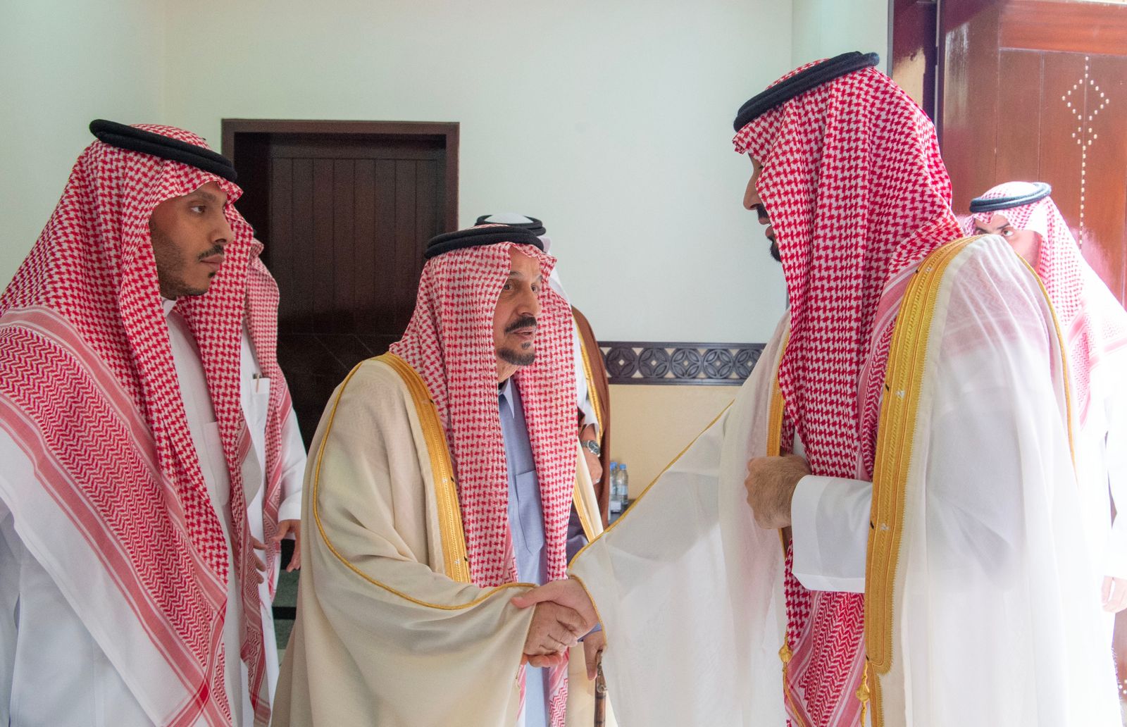 ولي العهد يؤدي صلاة الميت على الأميرة الجوهرة بنت عبدالعزيز