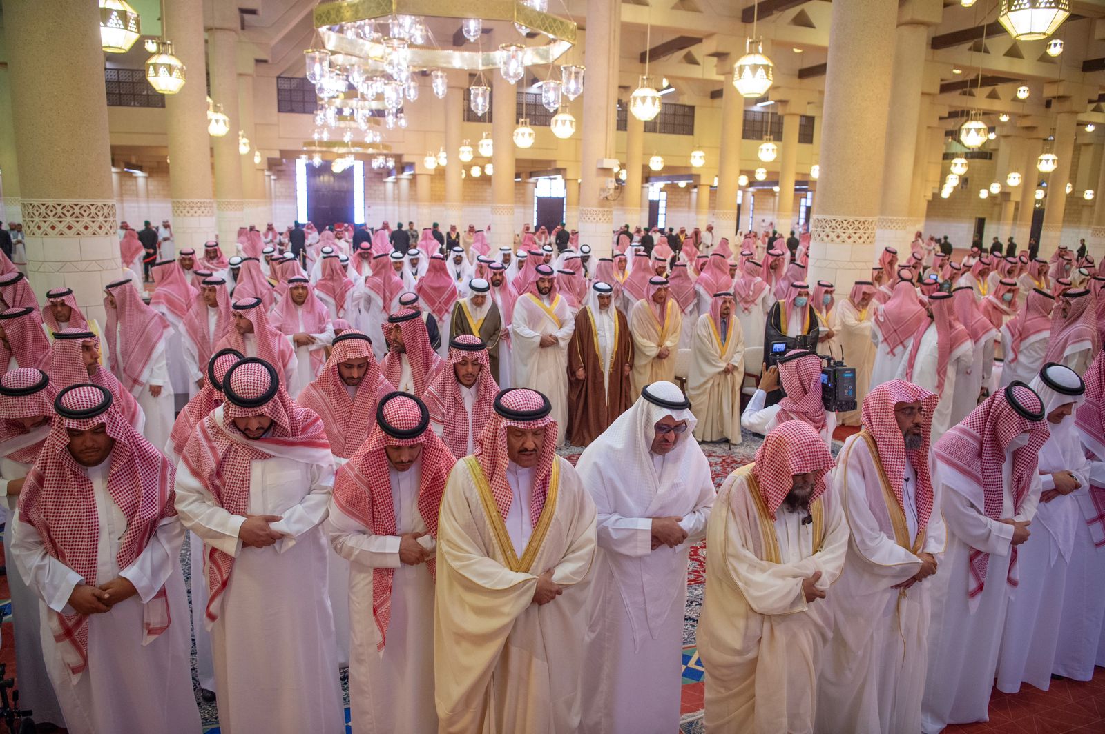 ولي العهد يؤدي صلاة الميت على الأميرة الجوهرة بنت عبدالعزيز