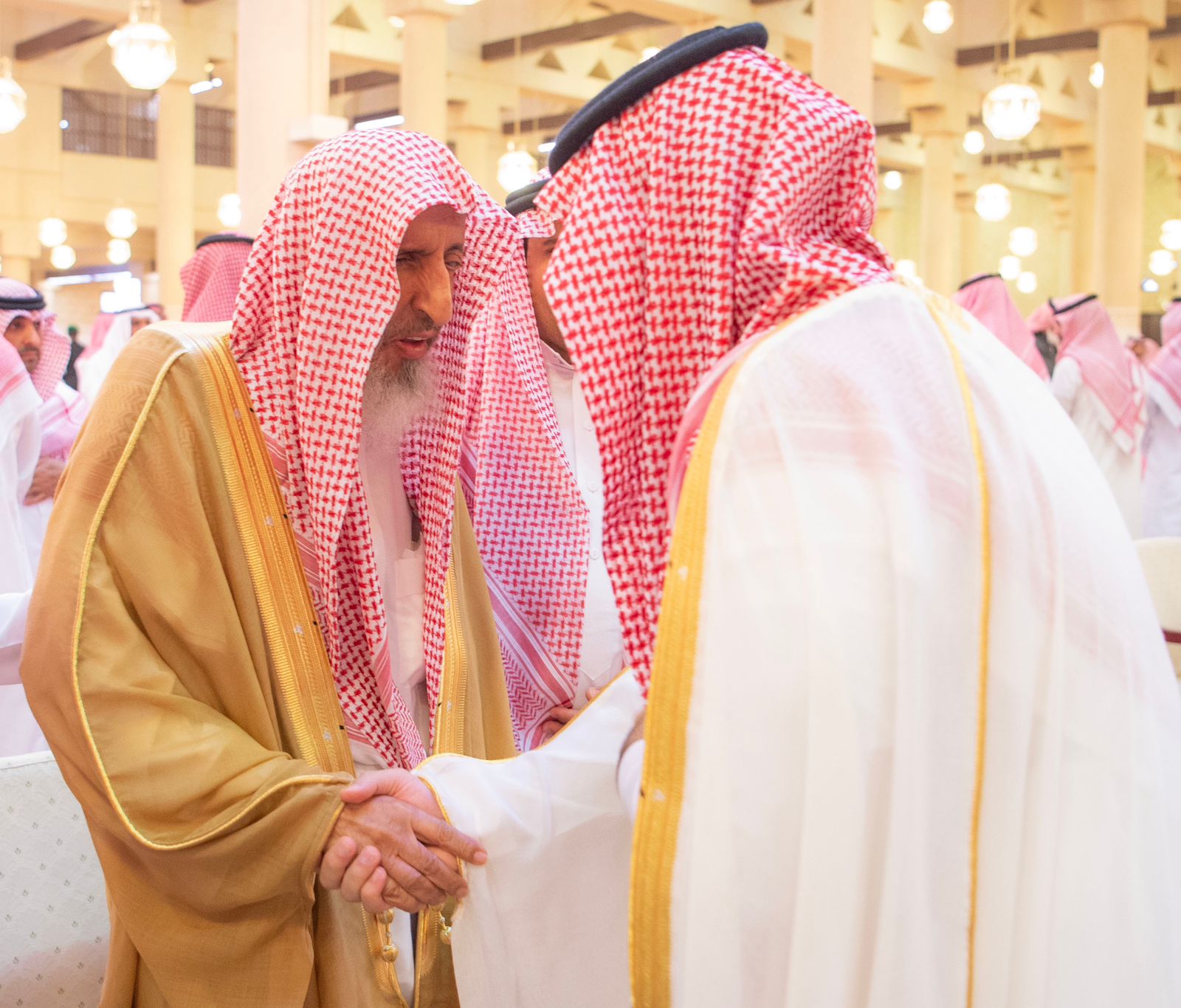 ولي العهد يؤدي صلاة الميت على الأميرة الجوهرة بنت عبدالعزيز