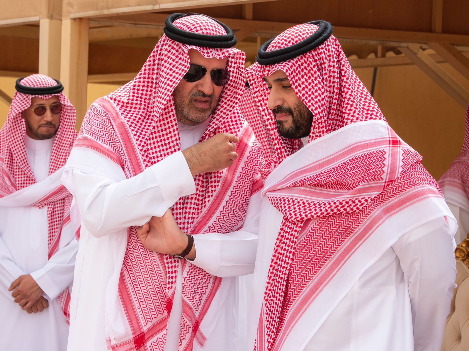 ولي العهد يؤدي صلاة الميت على الأميرة الجوهرة بنت عبدالعزيز