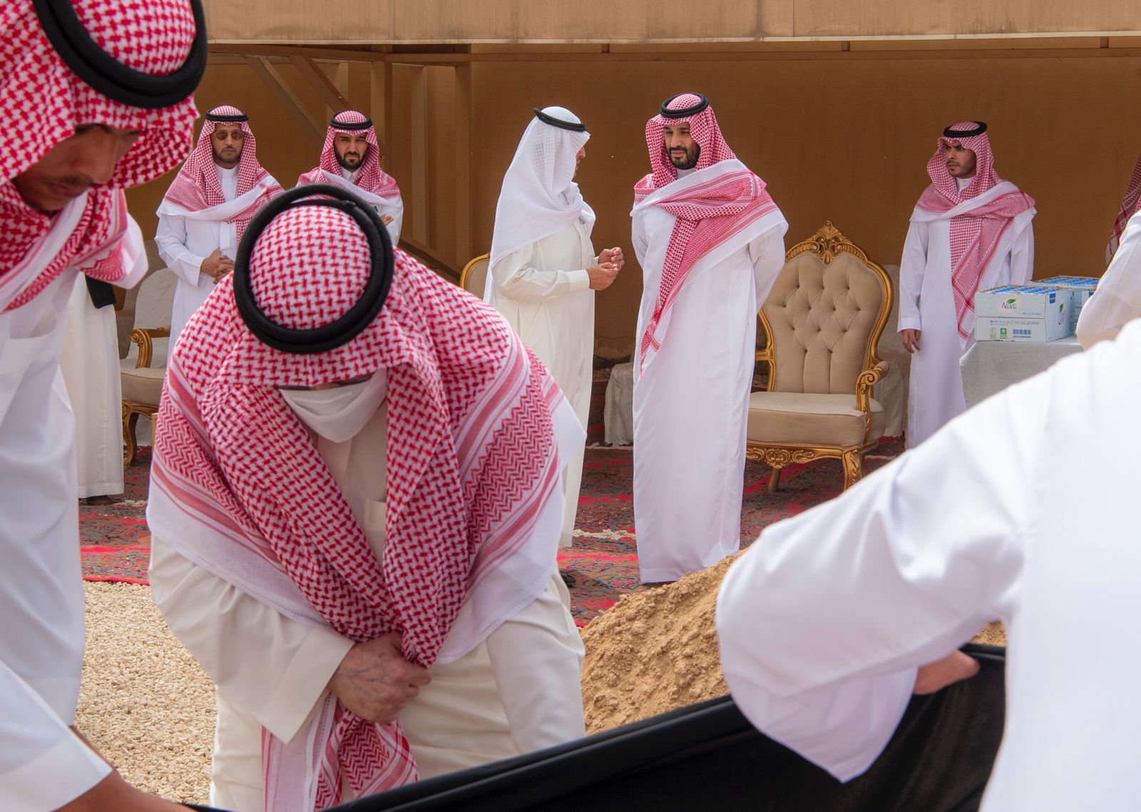 ولي العهد يؤدي صلاة الميت على الأميرة الجوهرة بنت عبدالعزيز