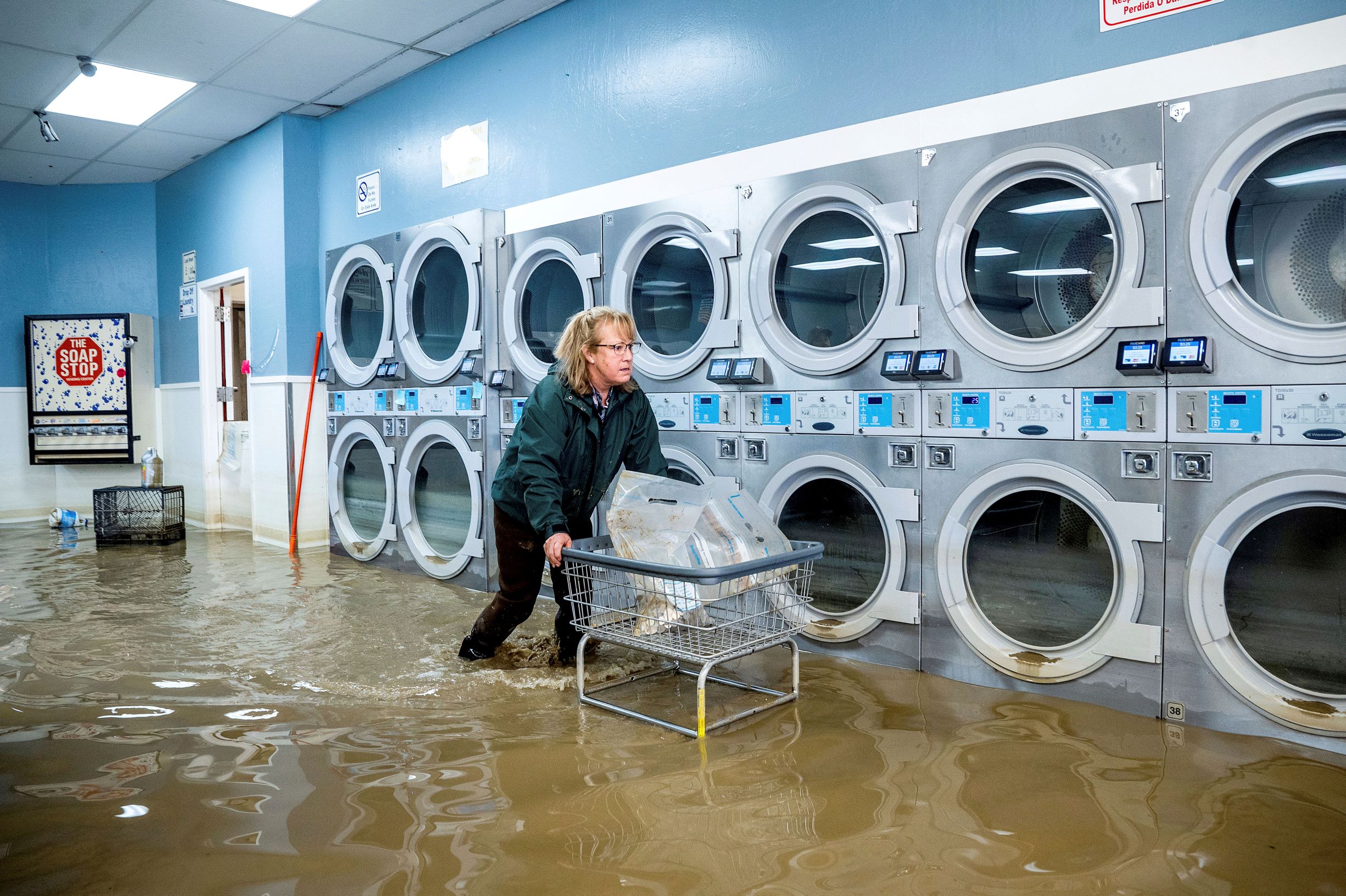 مياه الفيضانات تقتحم المحال التجارية في كاليفورنيا