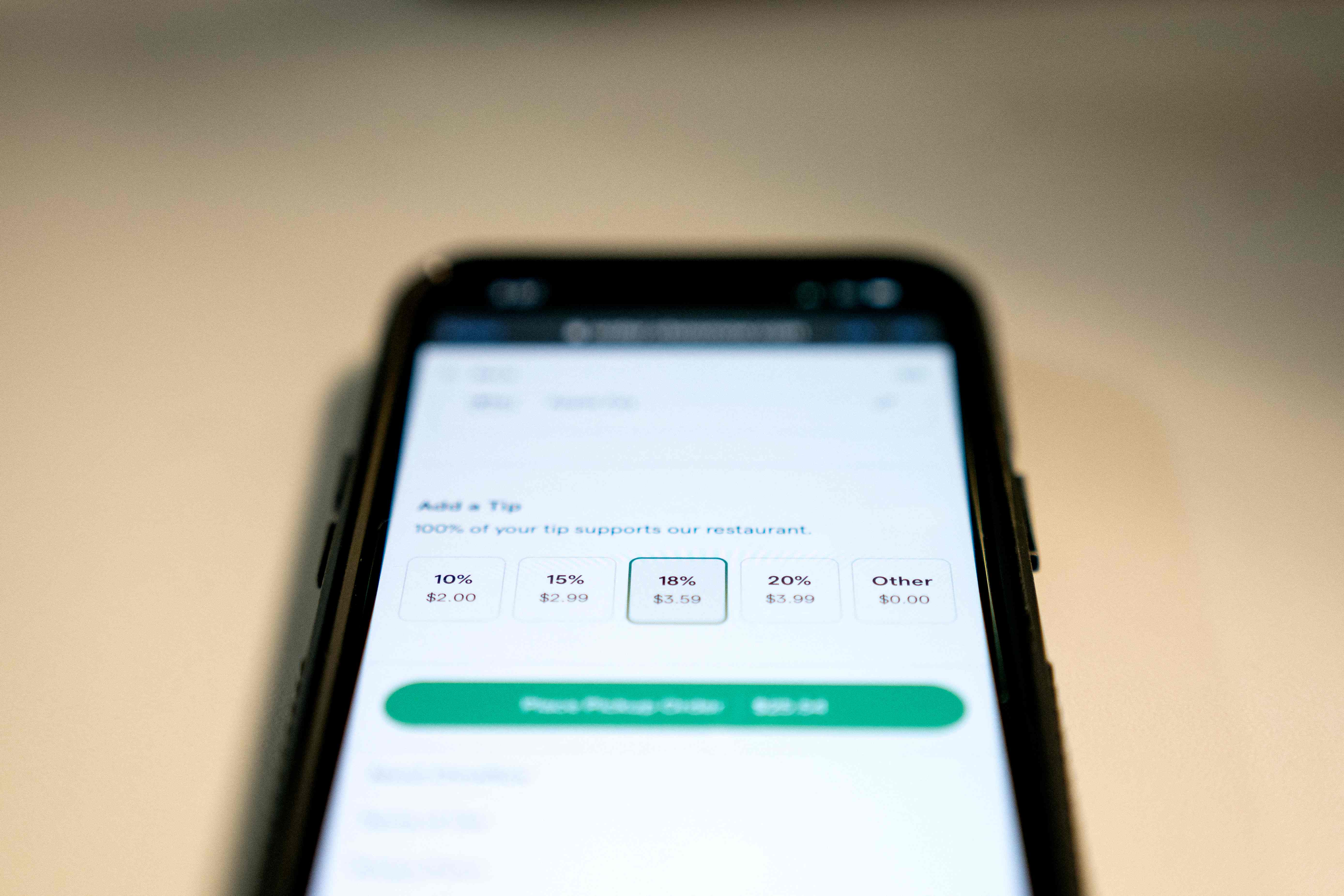 زبائن يشعرون بالذنب.. هل يجب علينا أن ندفع "البقشيش" ؟