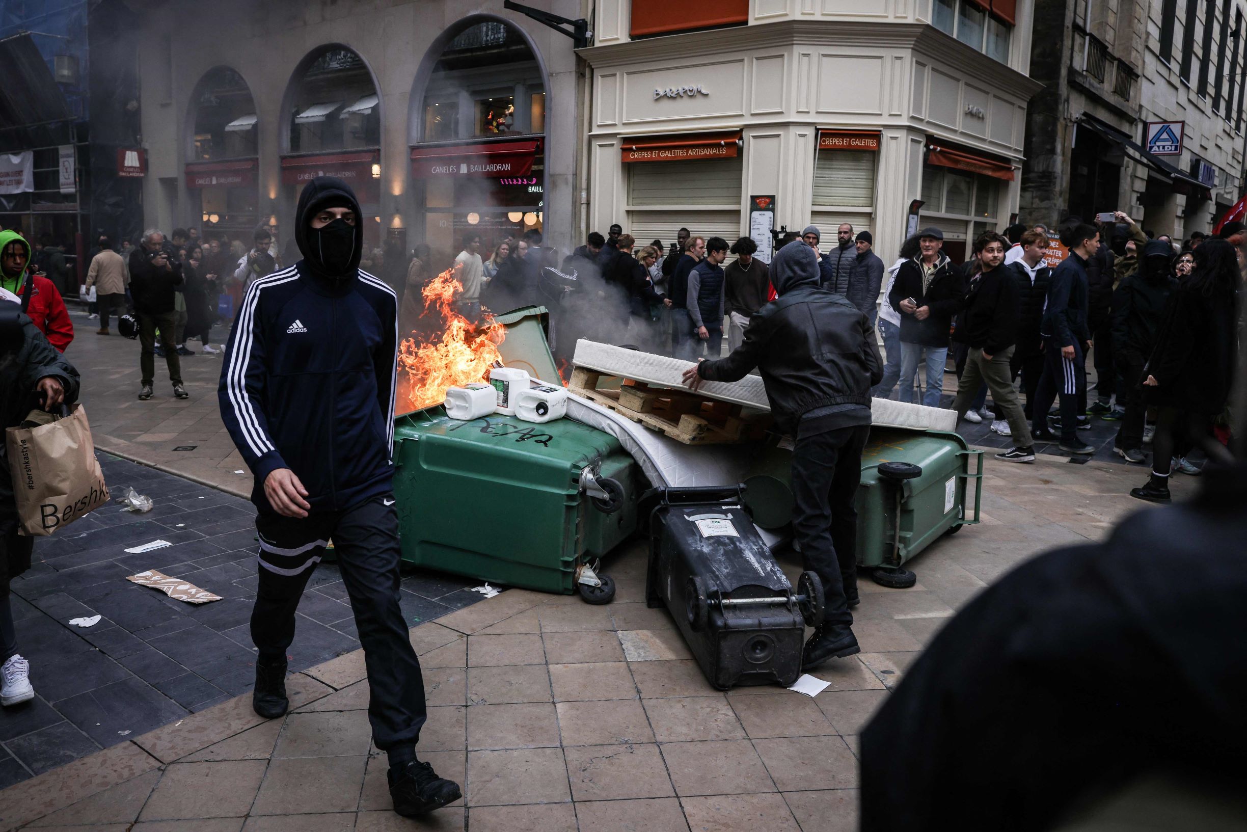 تجدد الاحتجاجات في فرنسا وسط تصاعد الغضب بشأن قانون التقاعد