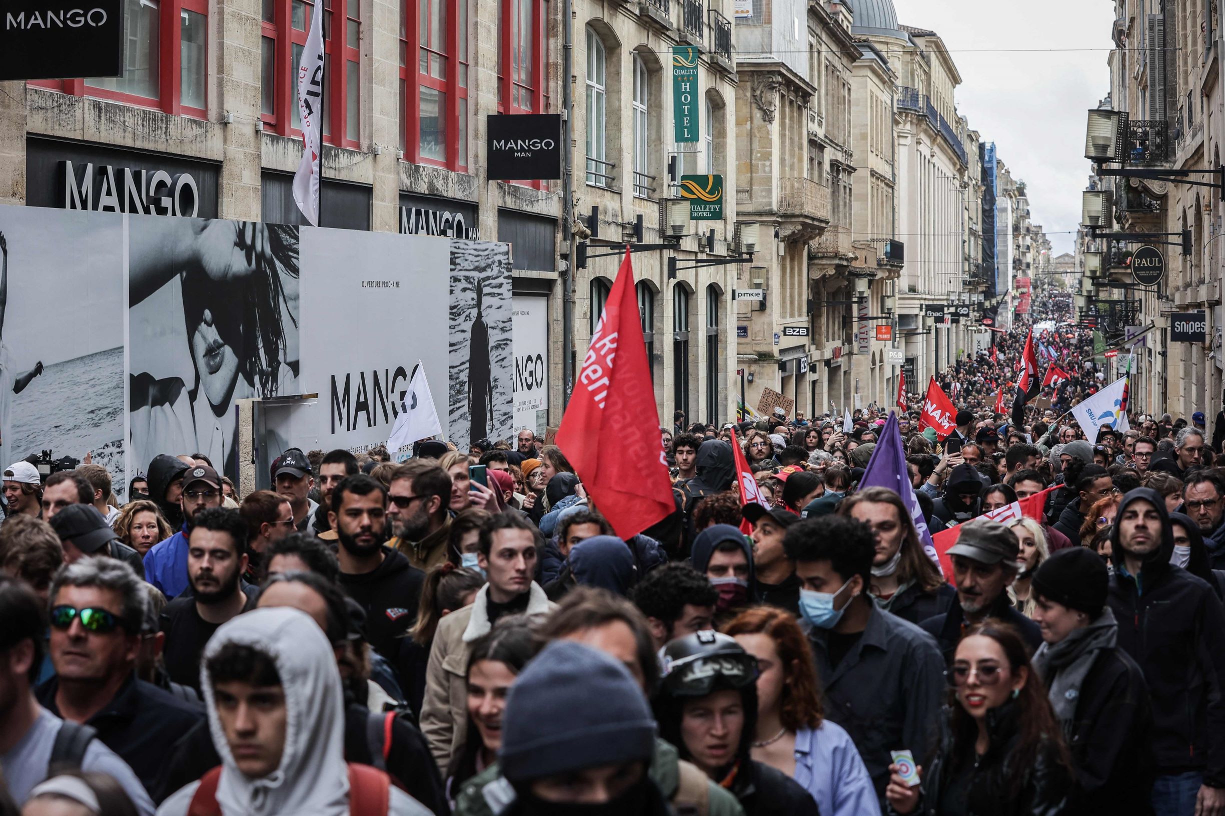 تجدد الاحتجاجات في فرنسا وسط تصاعد الغضب بشأن قانون التقاعد