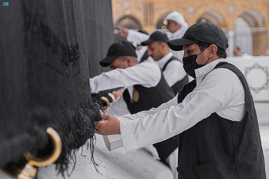 صيانة كسوة الكعبة المشرفة استعدادًا لشهر رمضان المبارك