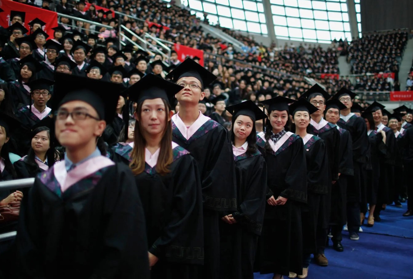 الصين تطلق حملة توظيف لخريجي الجامعات