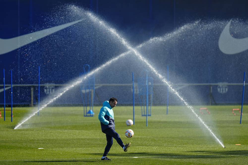 تشافي يستعرض مهاراته بالكرة. أ.ب.إ