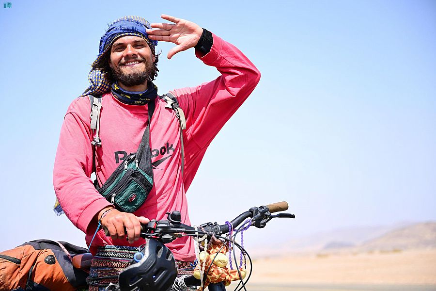 رحالة ألماني يجول معالم السعودية على دراجته الهوائية