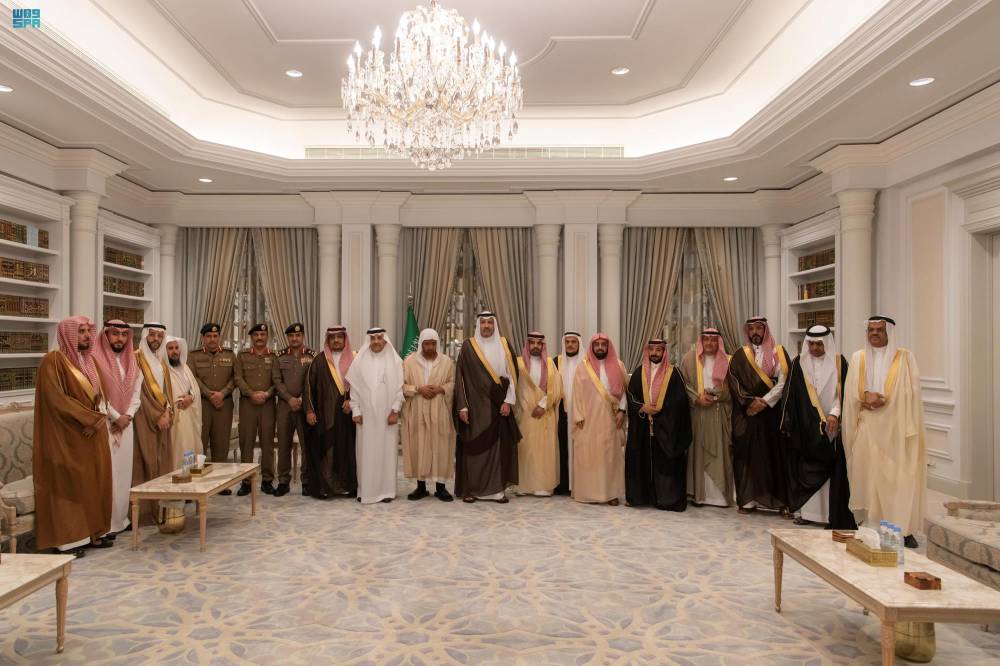 أمير المدينة المنورة متوسطا القائمين على وقف خير المدينة من الجهات المعنيه.