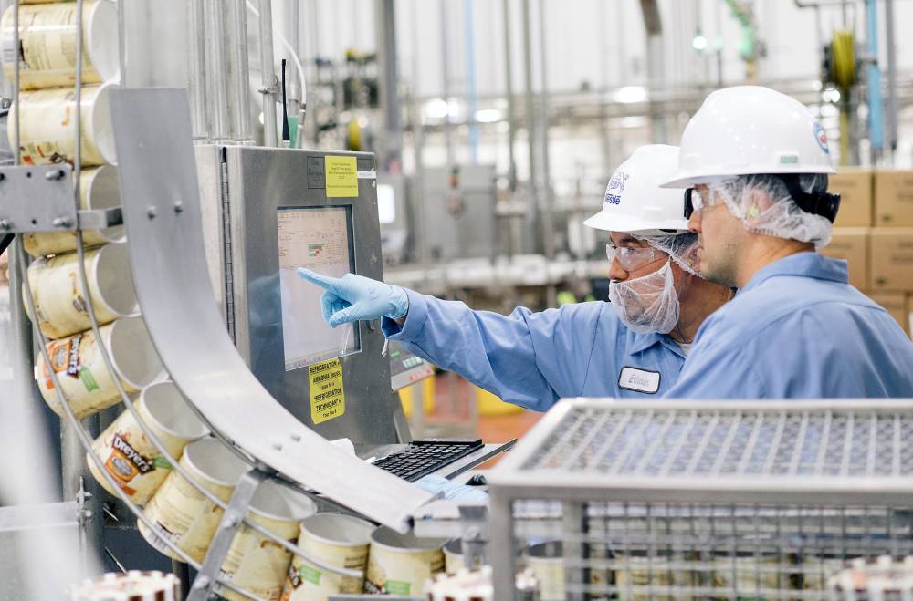 تراجع طلبات إعانة البطالة الأمريكية وتسريح العمالة عند أدنى مستوى في 21 عاما