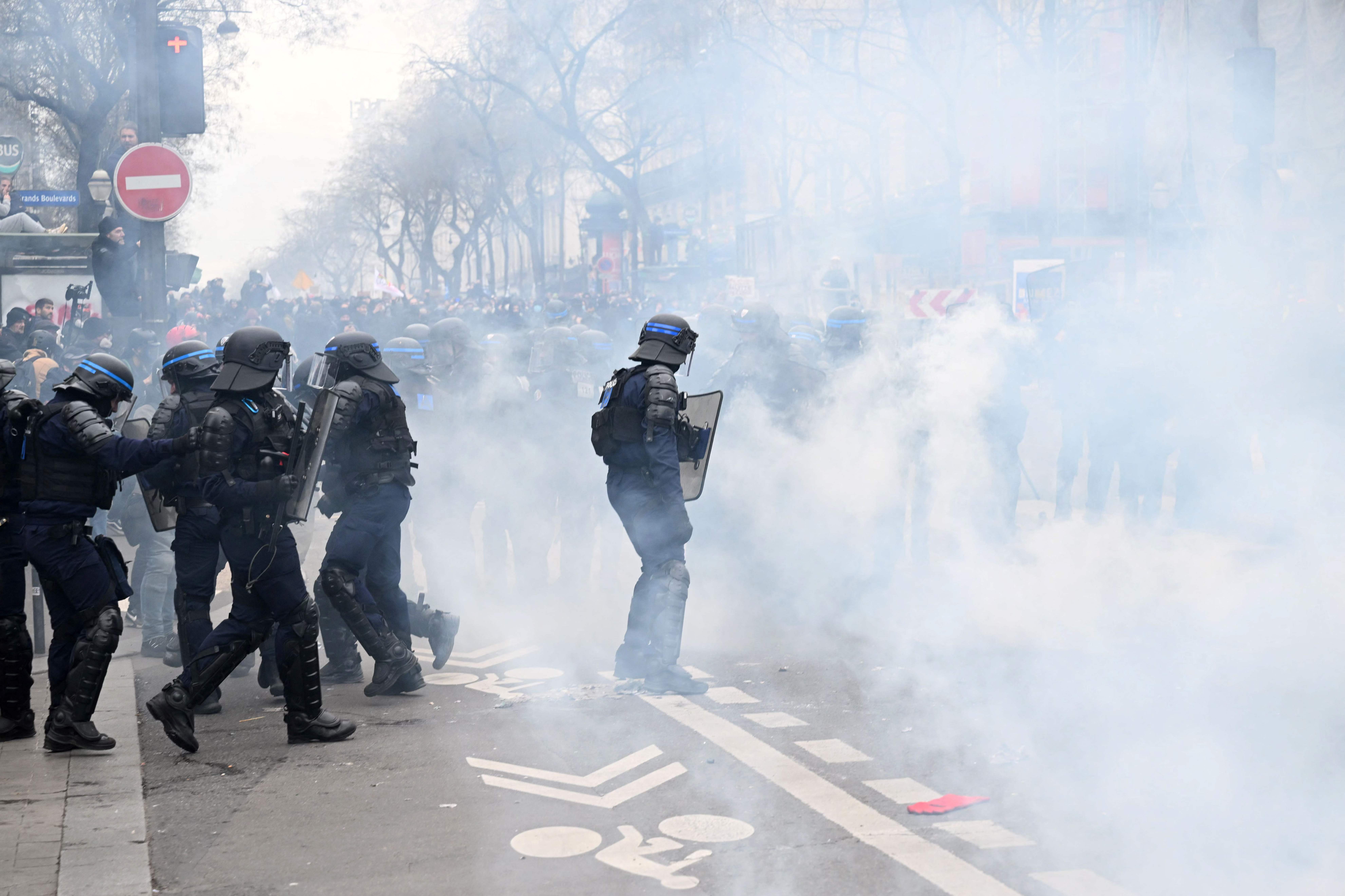 الاحتجاجات تعم فرنسا مع تمسك ماكرون بتعديل نظام التقاعد 