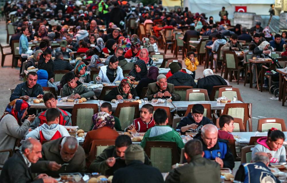 إفطار جماعي في أول أيام رمضان وسط مدينة أديامان التركية. «إ.ب.أ”